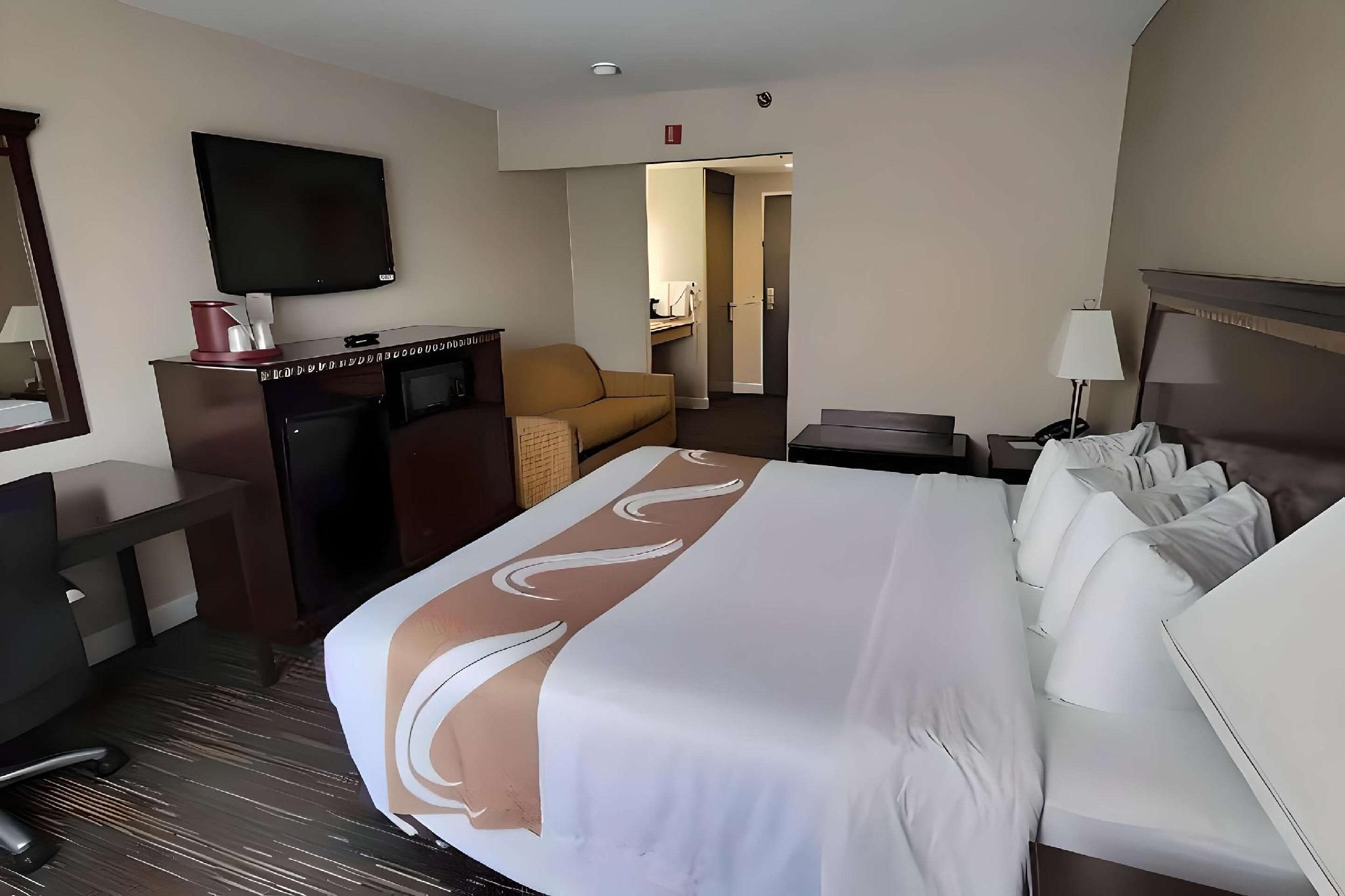 1 King Bed, Nonsmoking