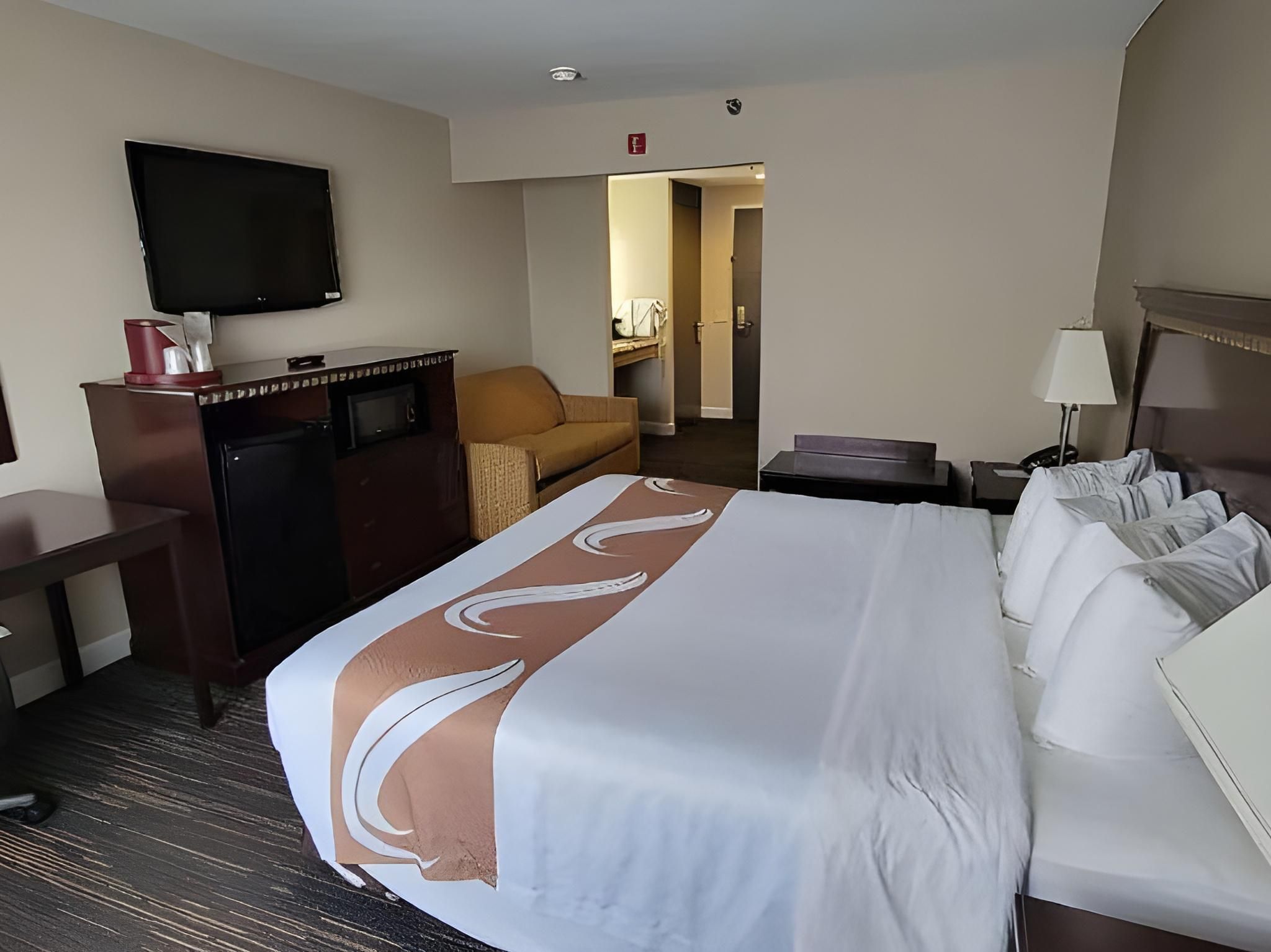 Remembrance Inn 1 King Bed, Suite, Nonsmoking 3