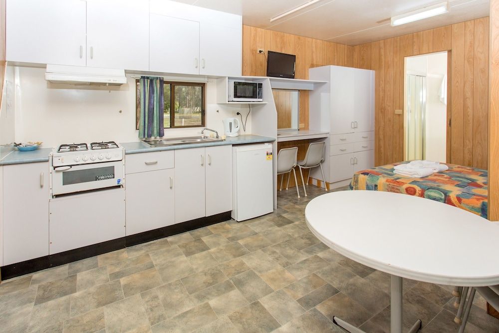 Tasman Holiday Parks - Kioloa Beach Ensuite Cabin - 1 Double, 1 Tribunk and 1 Single 5
