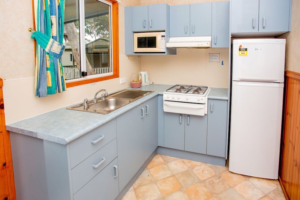 Tasman Holiday Parks - Kioloa Beach Small Family Cabin - 1 Queen, 1 Bunk and 1 Single 6