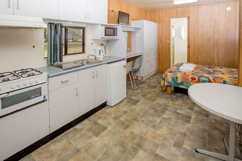 Tasman Holiday Parks - Kioloa Beach Ensuite Cabin - 1 Double, 1 Tribunk and 1 Single 7