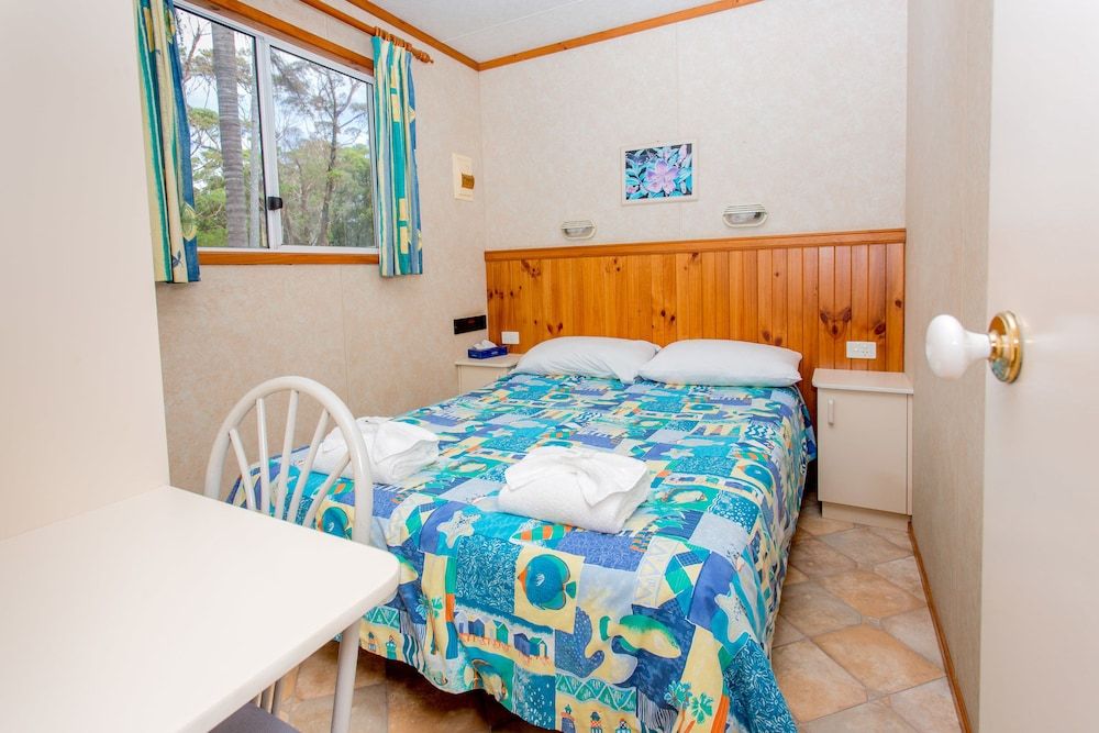 Tasman Holiday Parks - Kioloa Beach Small Family Cabin - 1 Queen, 1 Bunk and 1 Single 4