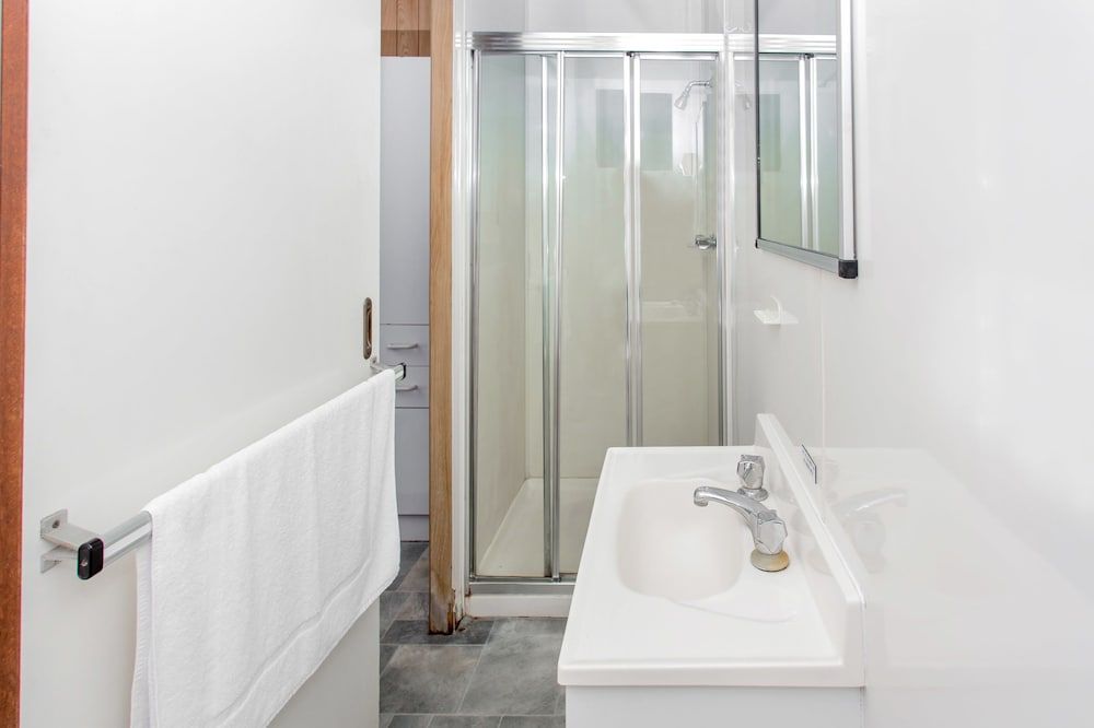 Tasman Holiday Parks - Kioloa Beach Ensuite Cabin - 1 Double, 1 Tribunk and 1 Single 9