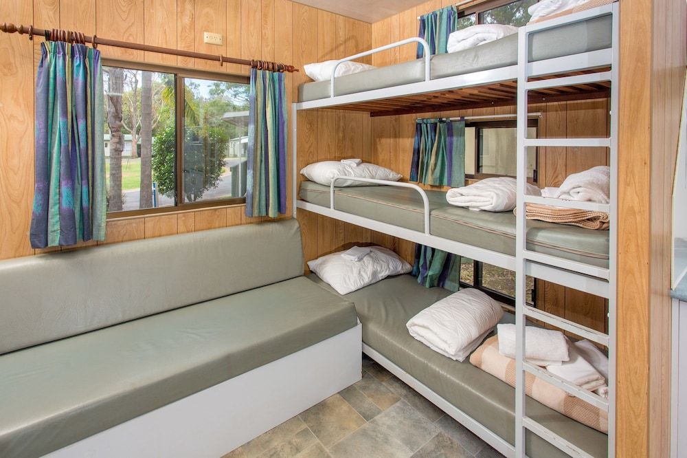 Tasman Holiday Parks - Kioloa Beach Ensuite Cabin - 1 Double, 1 Tribunk and 1 Single 2