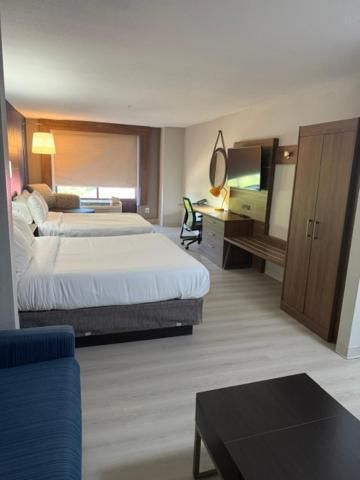 Queen Suite with Two Queen Beds and Sofa - Non Smoking
