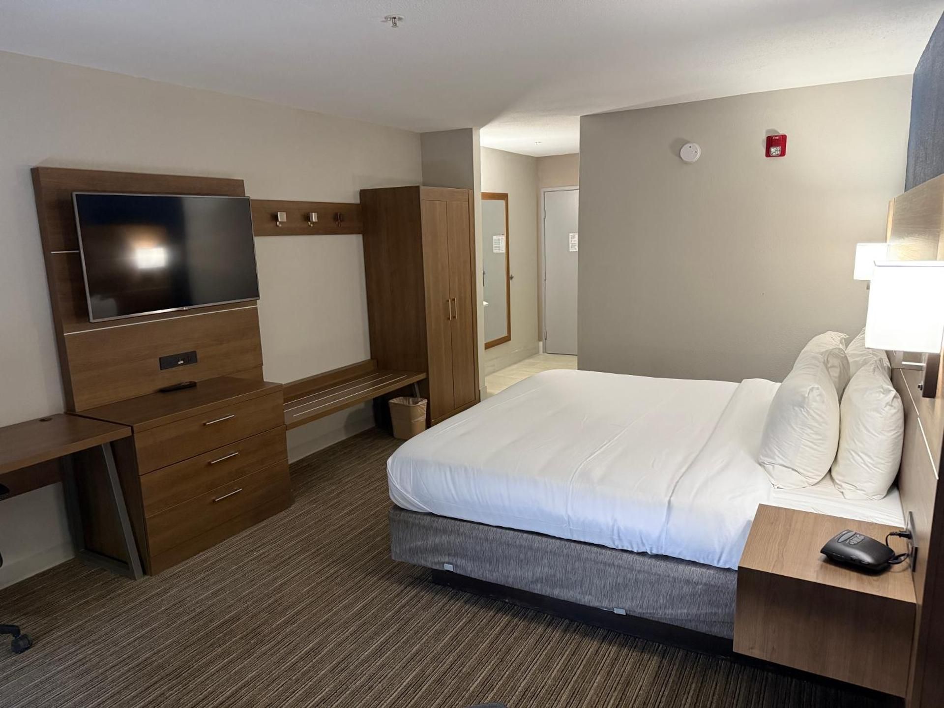 King Room - Non Smoking/Interior Hall