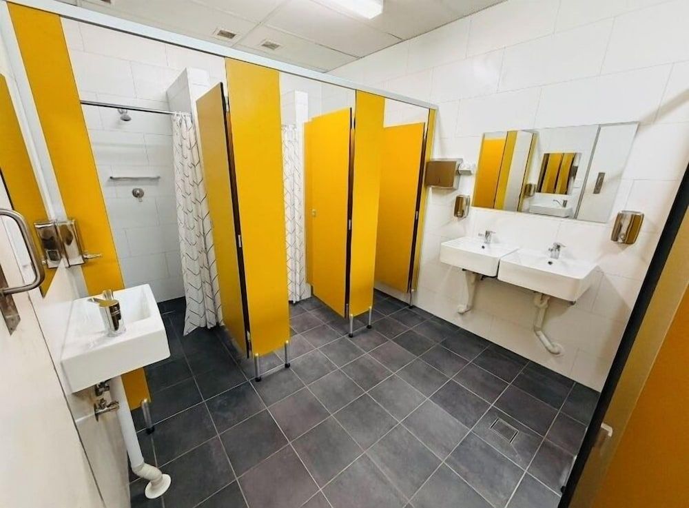 8 Share Dorm - Mixed, Shared Bathroom (Age 18-40)