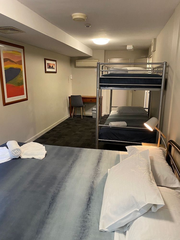 Big Backpackers Hostel Family Ensuite Room (4 Adults) 2