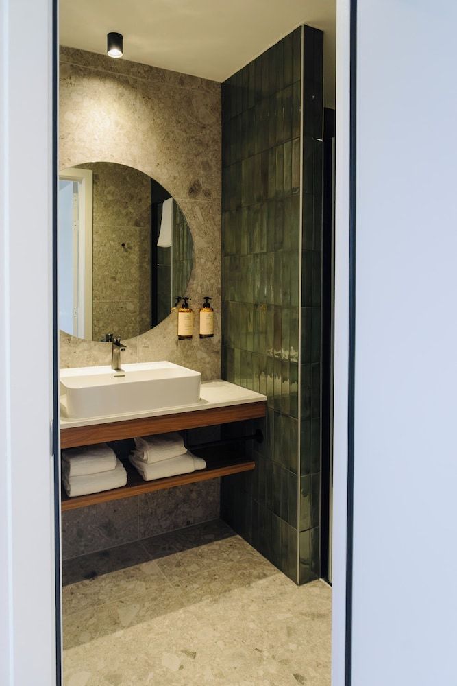 Door9 Deluxe Double Room, City View 6