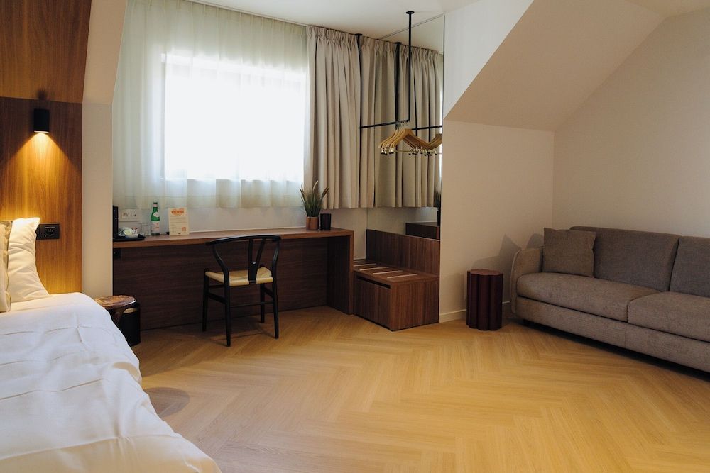 Door9 Deluxe Double Room, City View 4