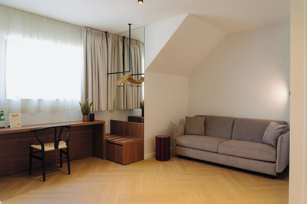 Door9 Deluxe Double Room, City View 2