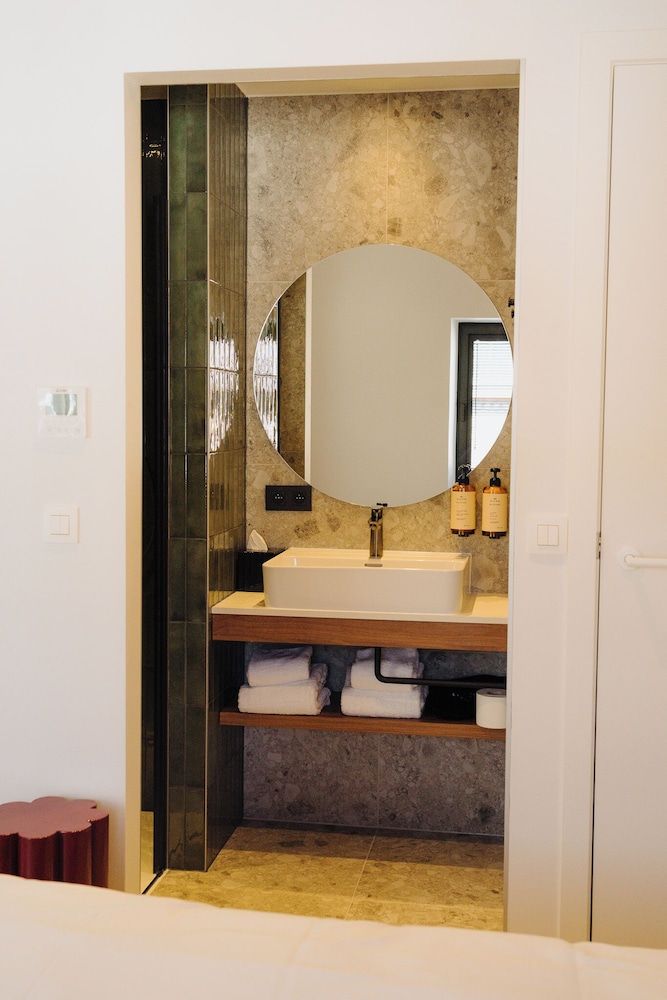 Door9 Superior Double or Twin Room, Balcony, City View 4