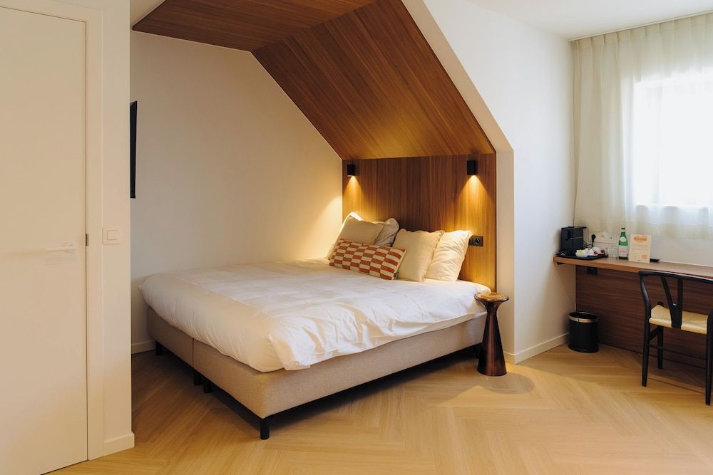 Door9 Deluxe Double Room, City View 3