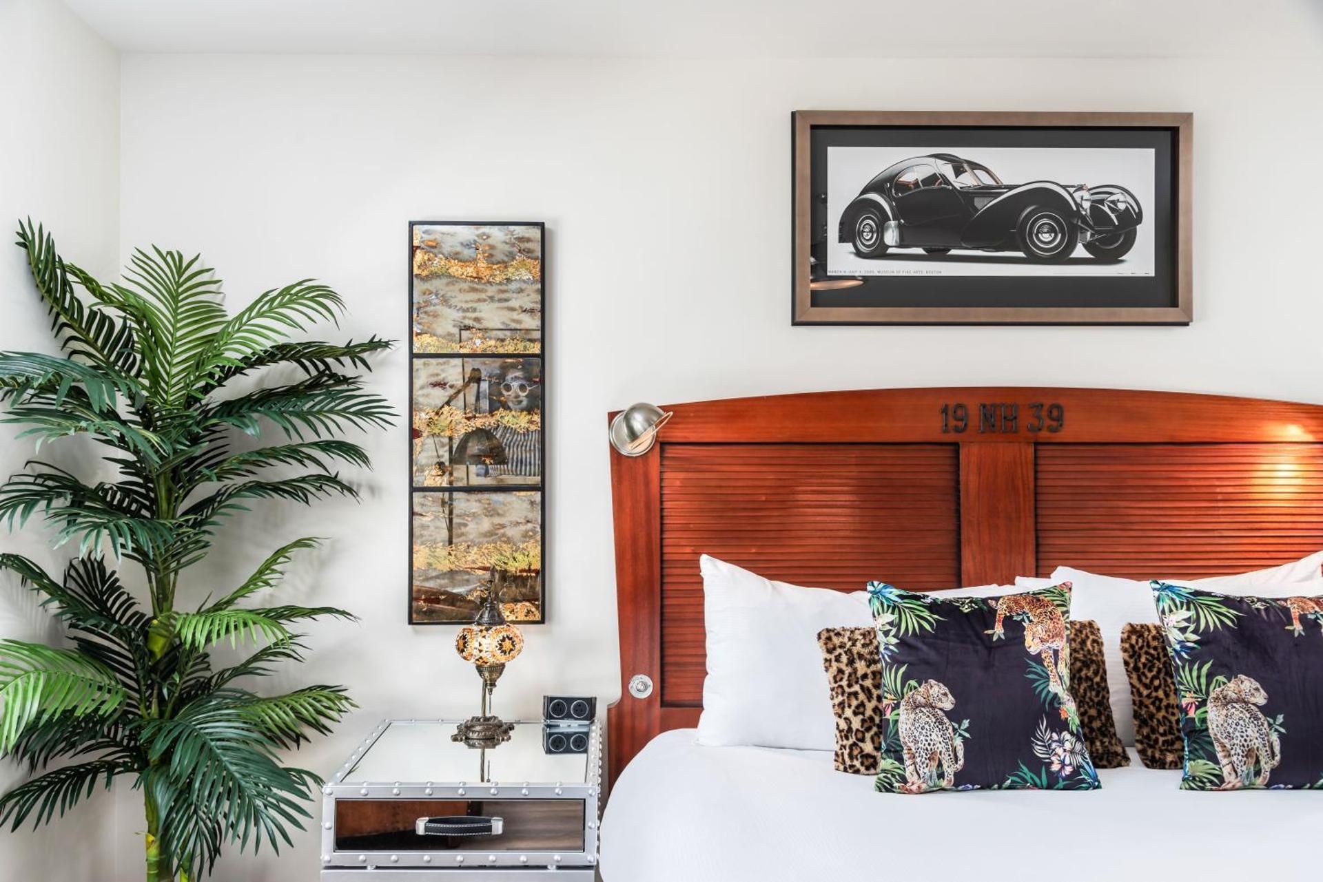 Classic Room with Queen Bed - Non-Smoking