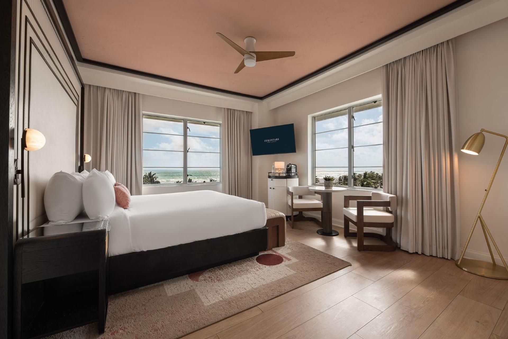 Deluxe King Room corner with ocean view
