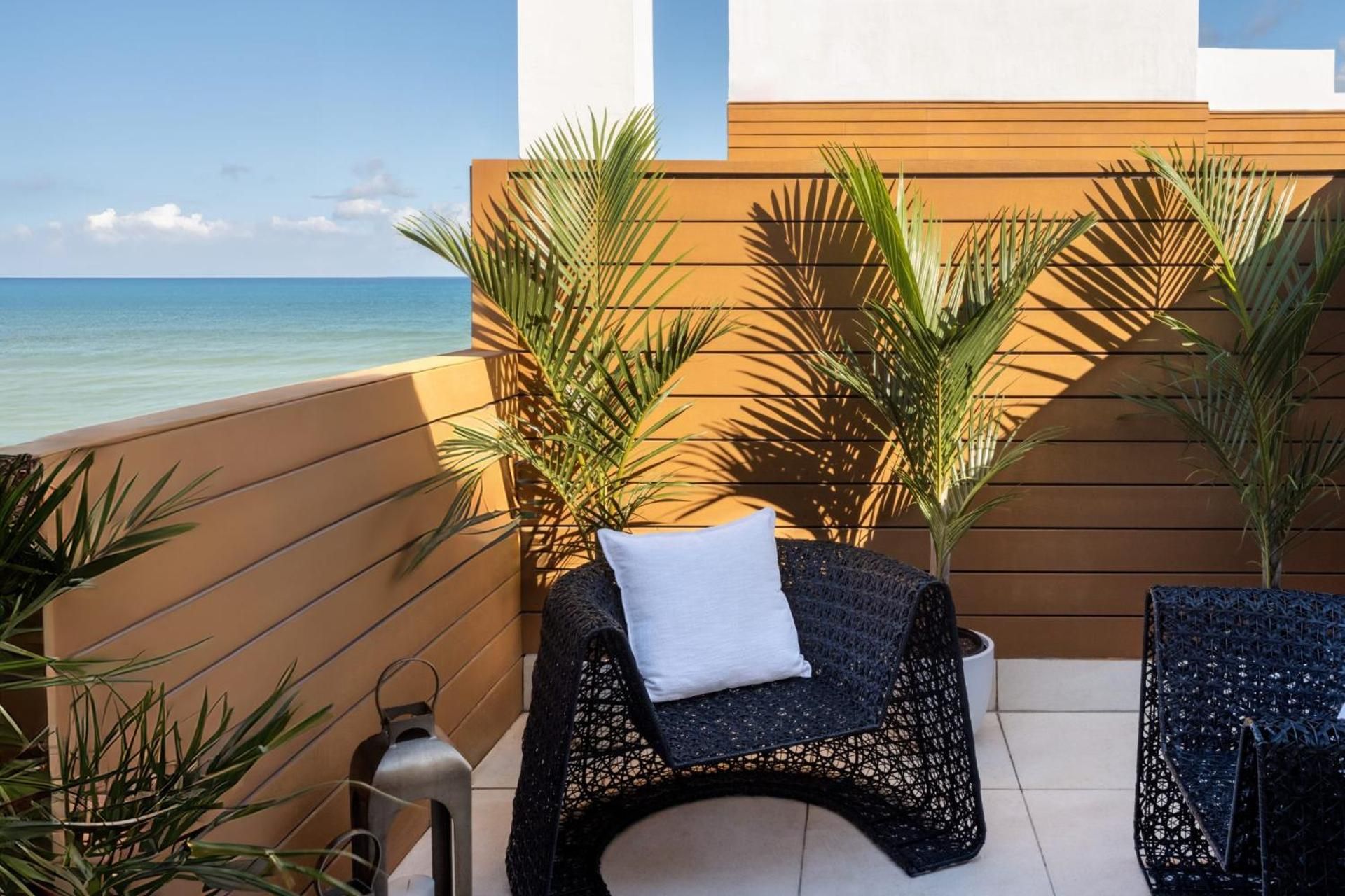 Premium Queen Room Partial ocean view roof top Terrace