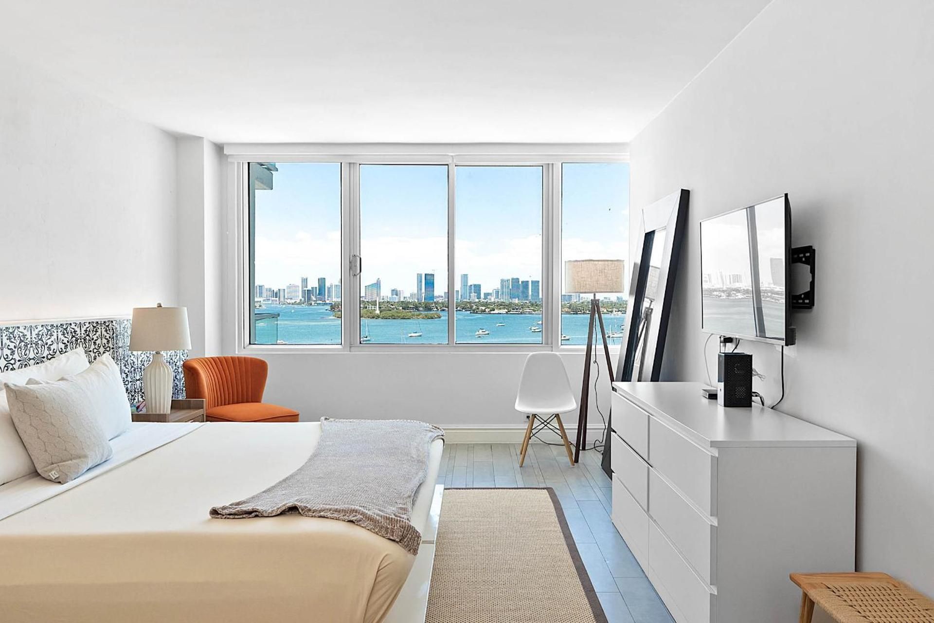 King Suite with Pool View