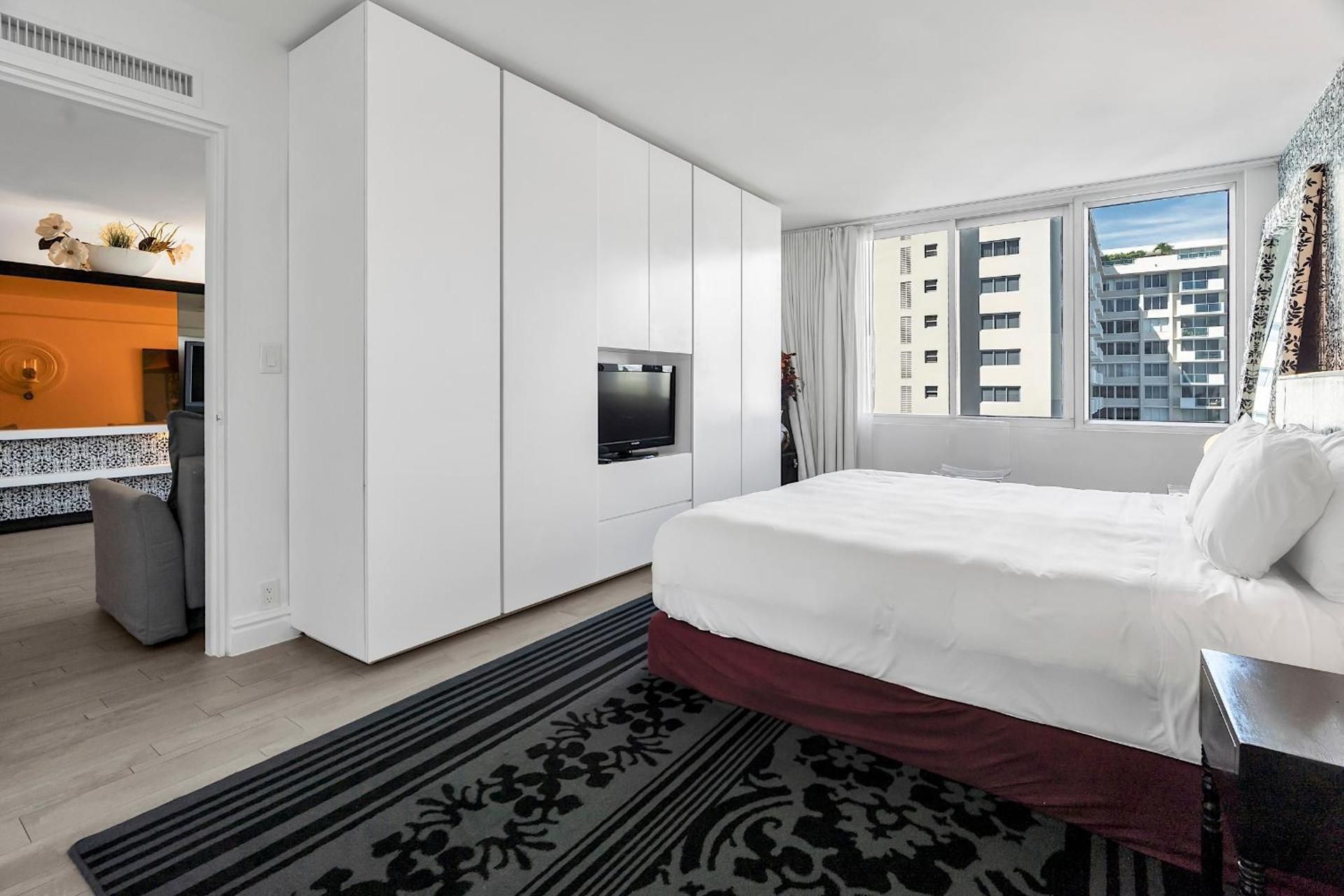 One-Bedroom Apartment With City View