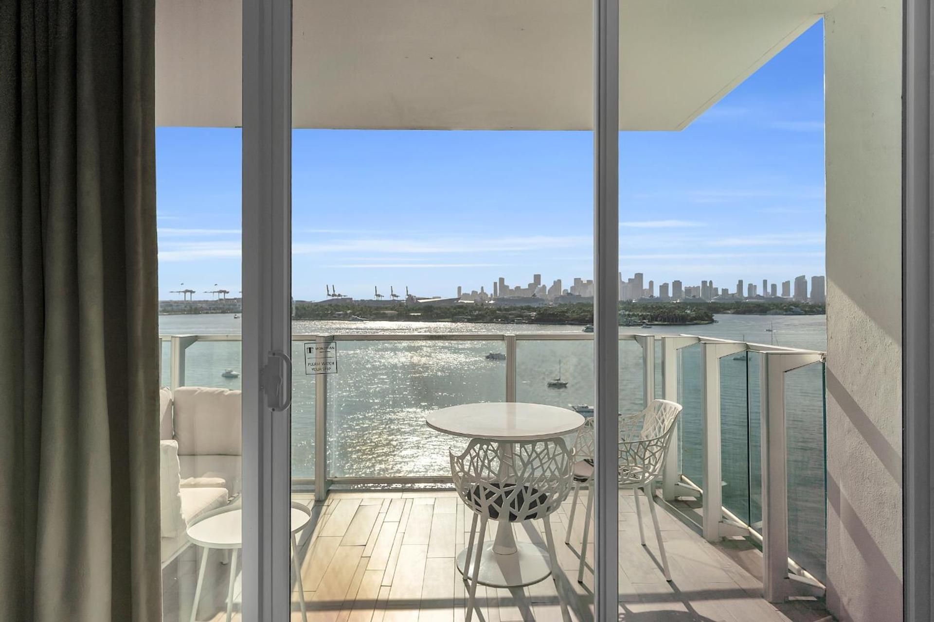 Deluxe Suite with Sea View