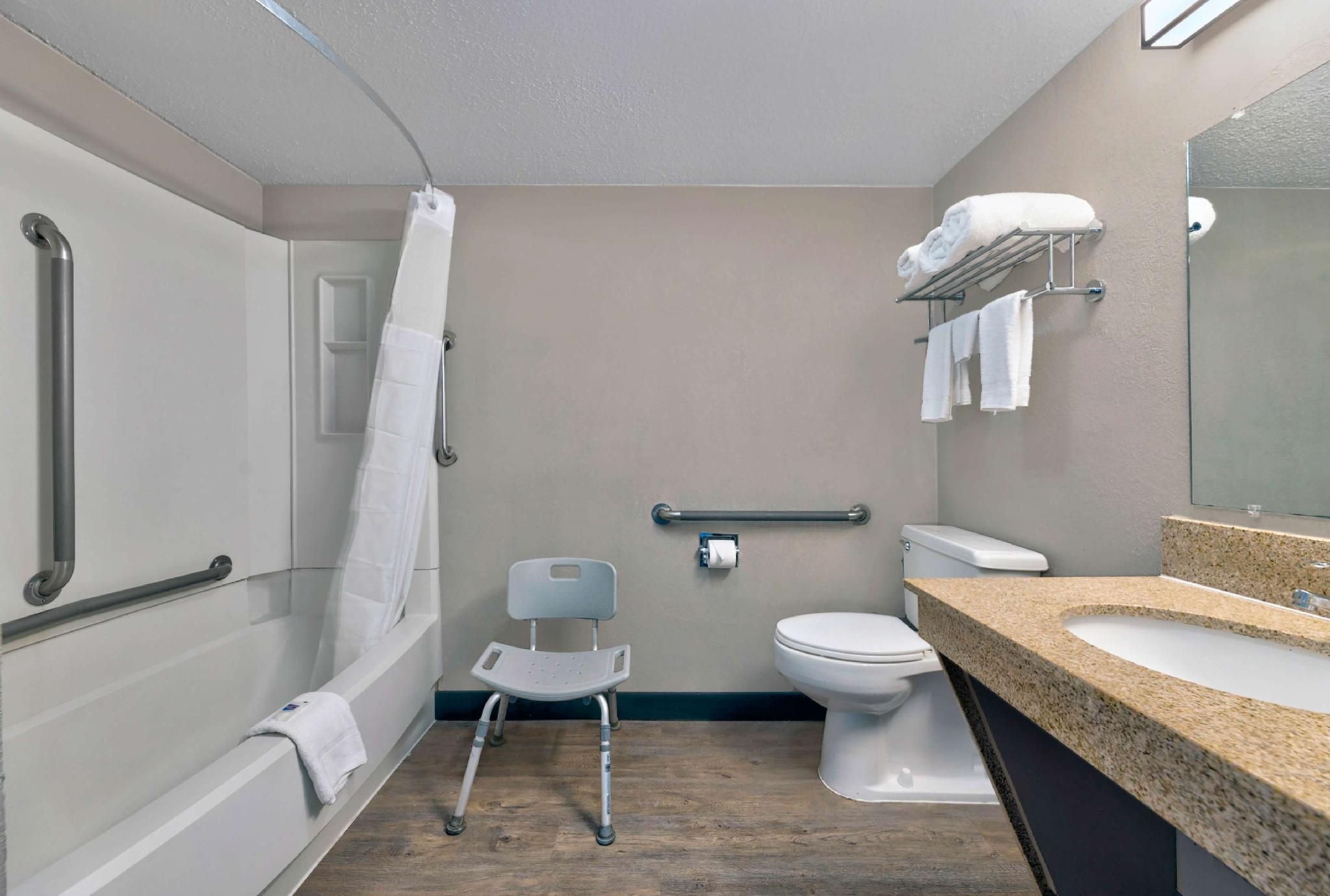 Motel 6 Oak Creek, WI 1 King Bed | Mobility Accessible Tub, Nsmk 3