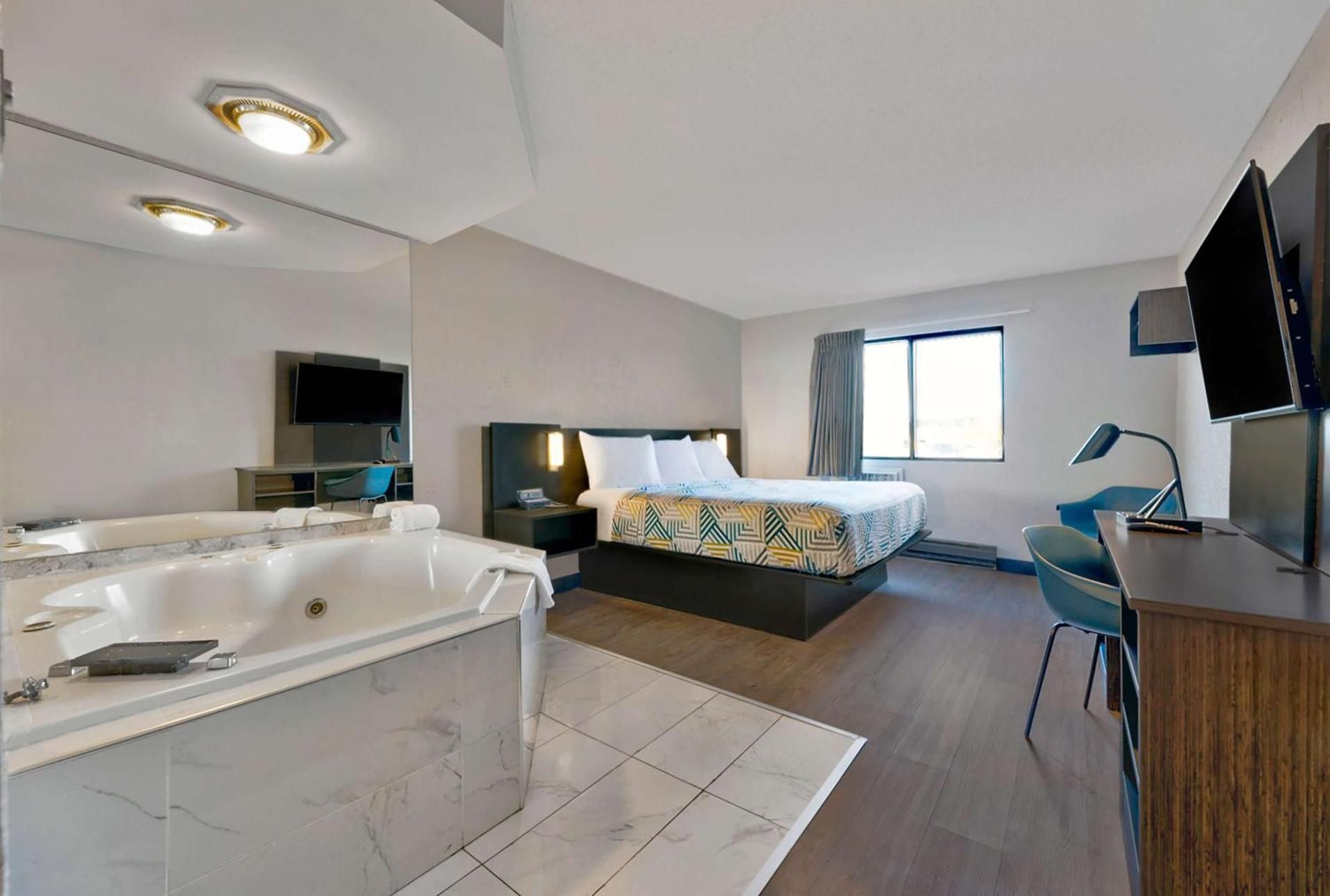 1 King Bed | Non-Smoking, Hot Tub