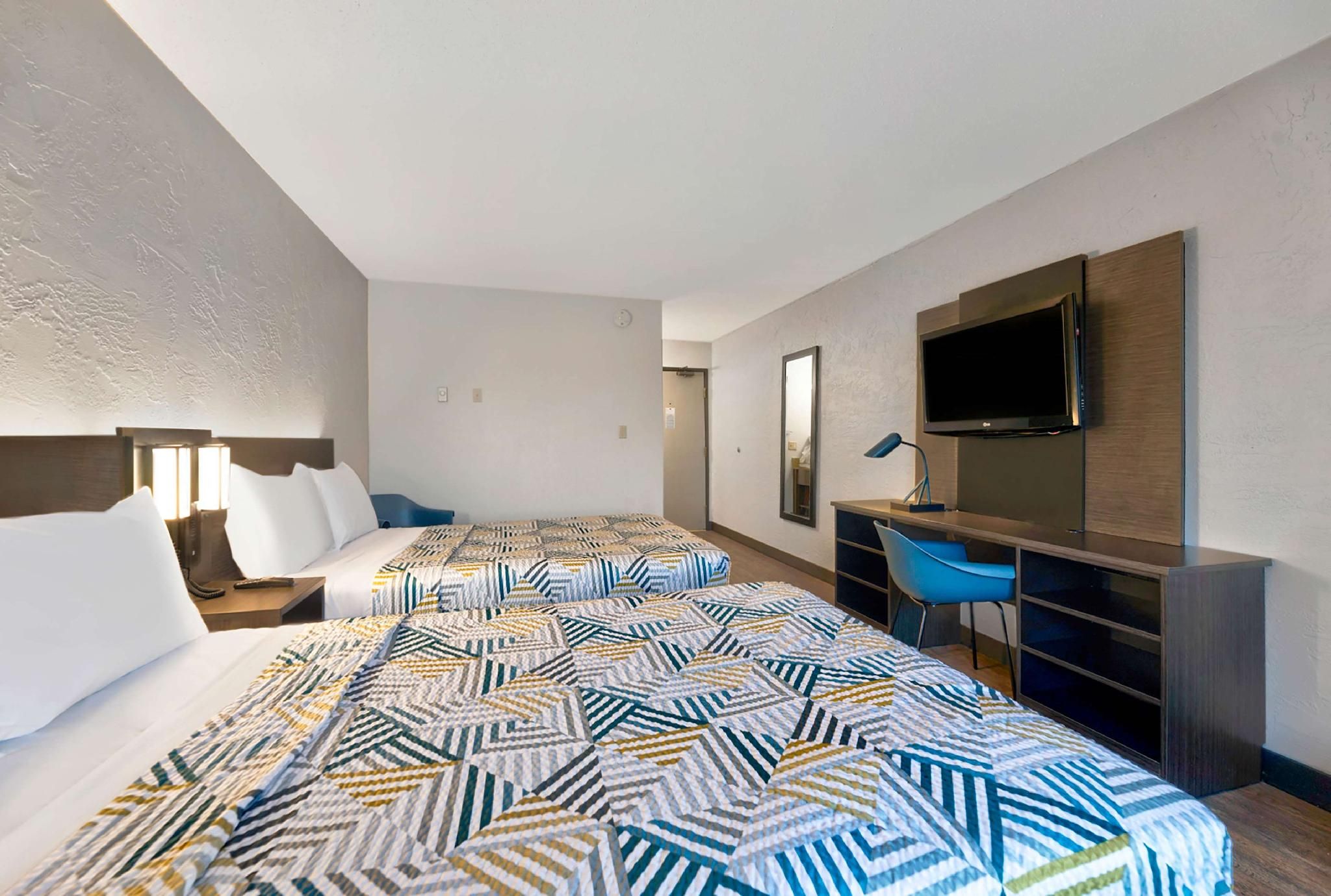 2 Full Beds | Mobility Accessible Tub Nsmk