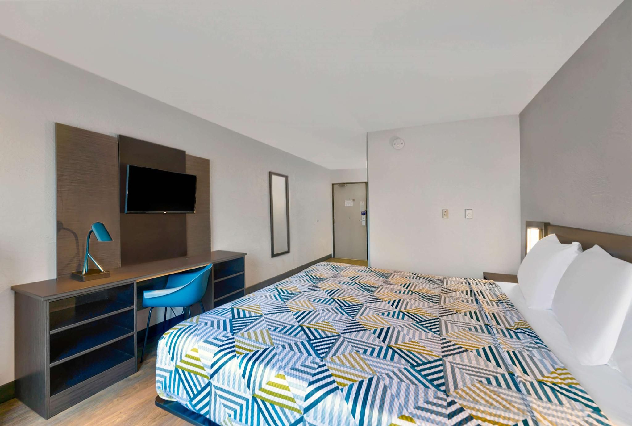 Motel 6 Oak Creek, WI 1 King Bed | Mobility Accessible Tub, Nsmk 2