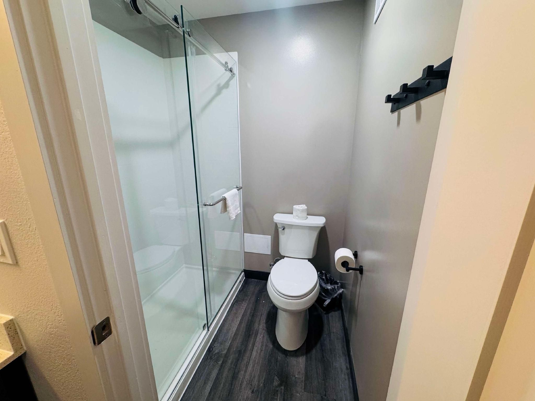 Studio 6 Southgate, MI - Detroit 1 Queen Bed | Mobil Access Tub Nsmk Kitchen 3