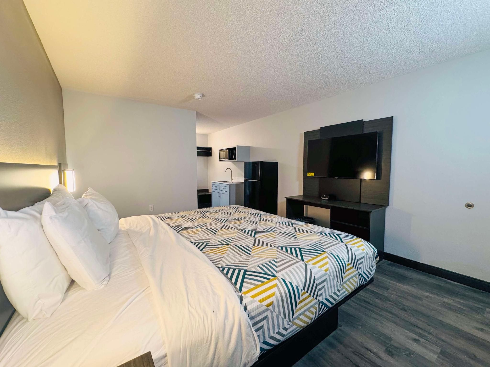 1 King Bed | Non-Smoking, Kitchen