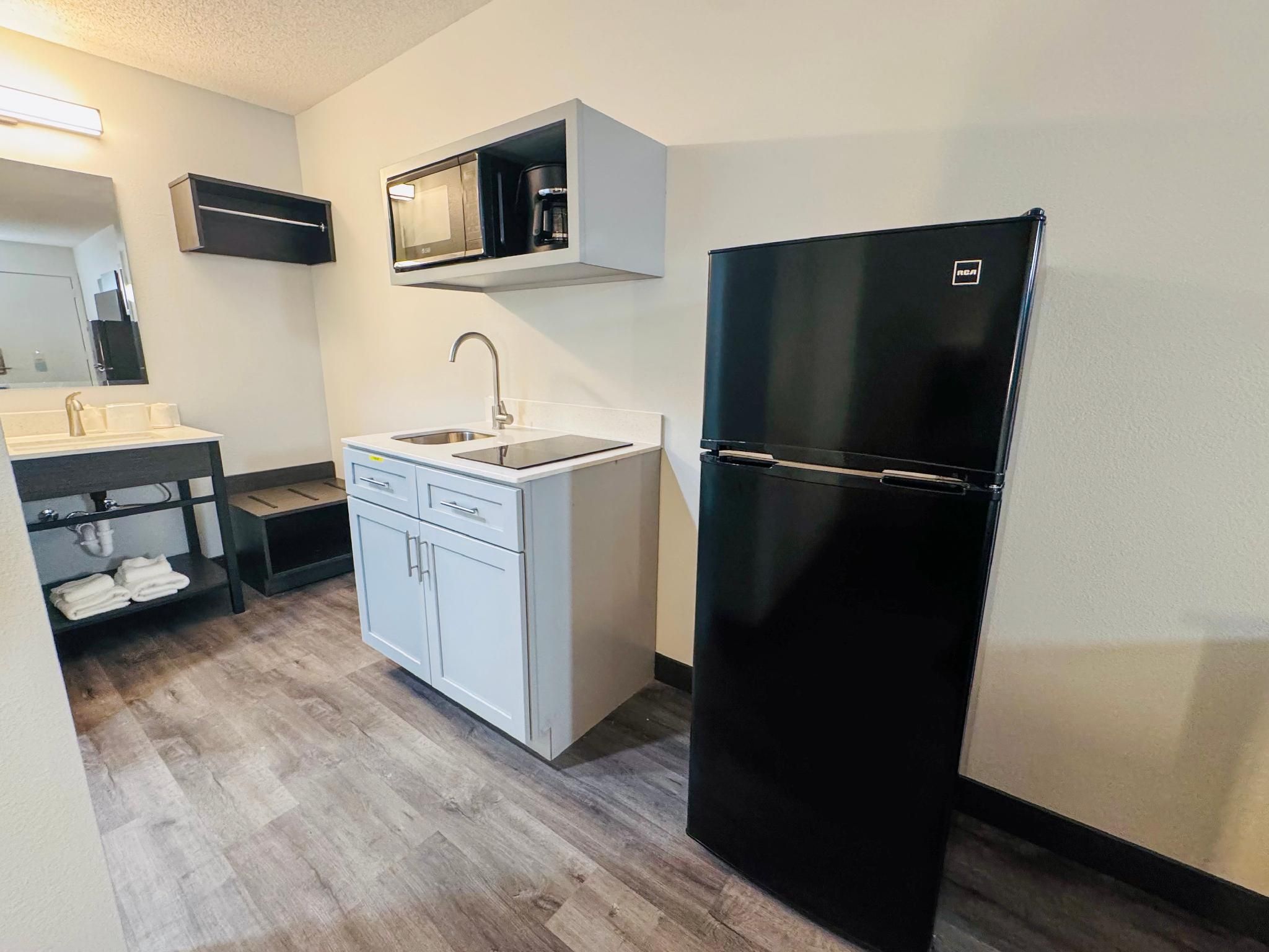 1 King Bed | Non-Smoking, Kitchen