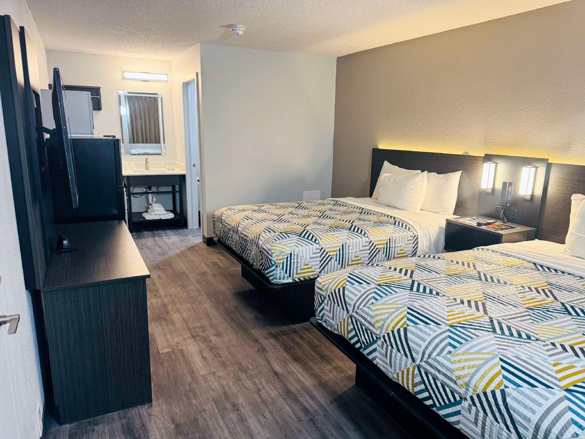 Studio 6 Southgate, MI - Detroit 2 Queen Beds | Non-Smoking, Kitchen