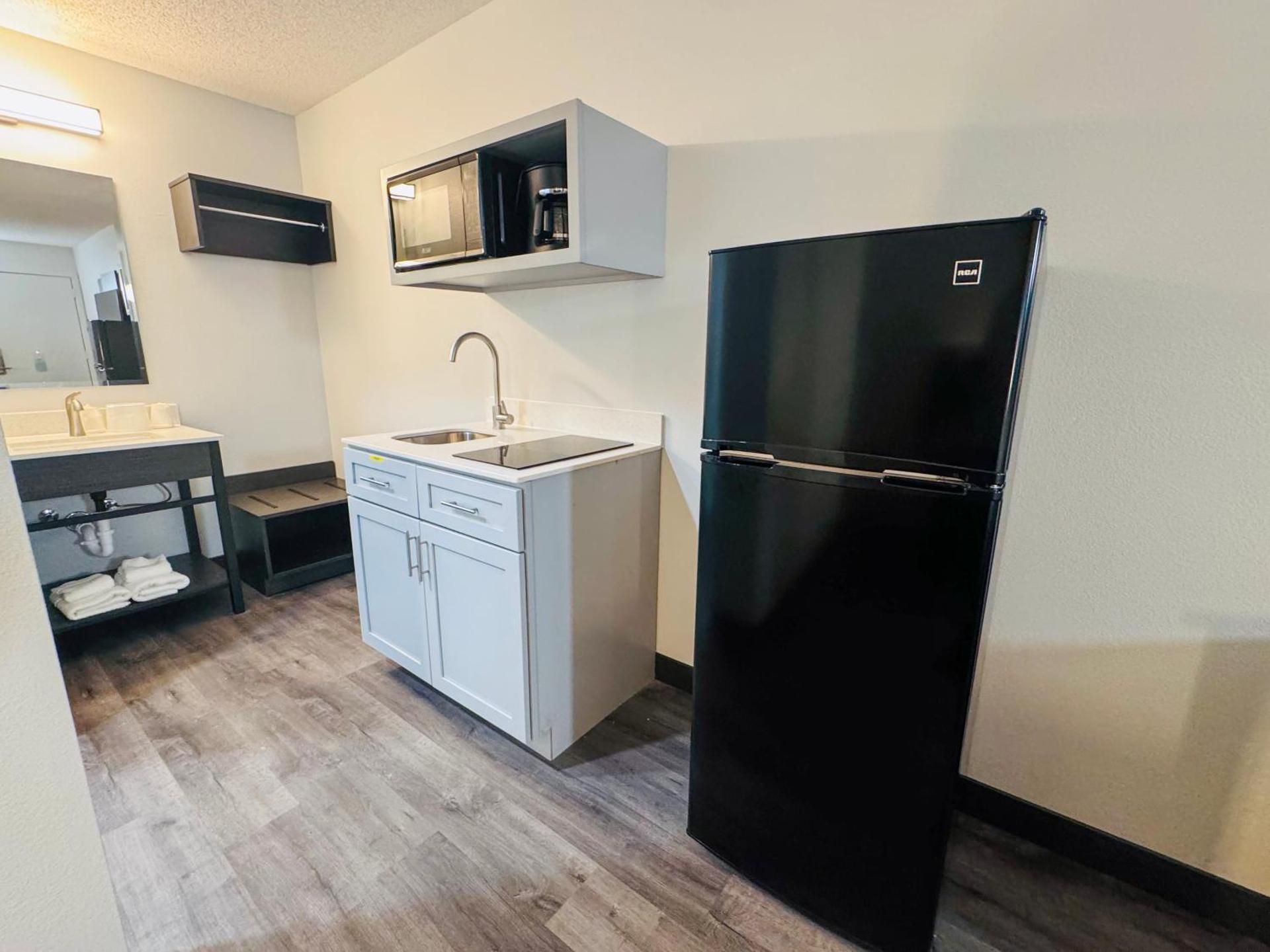 1 King Bed - Non-Smoking