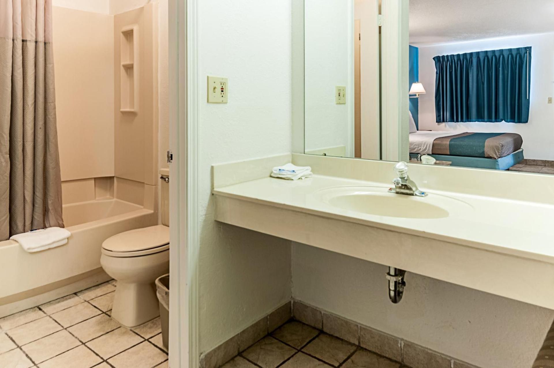 1 King Bed - Non-Smoking