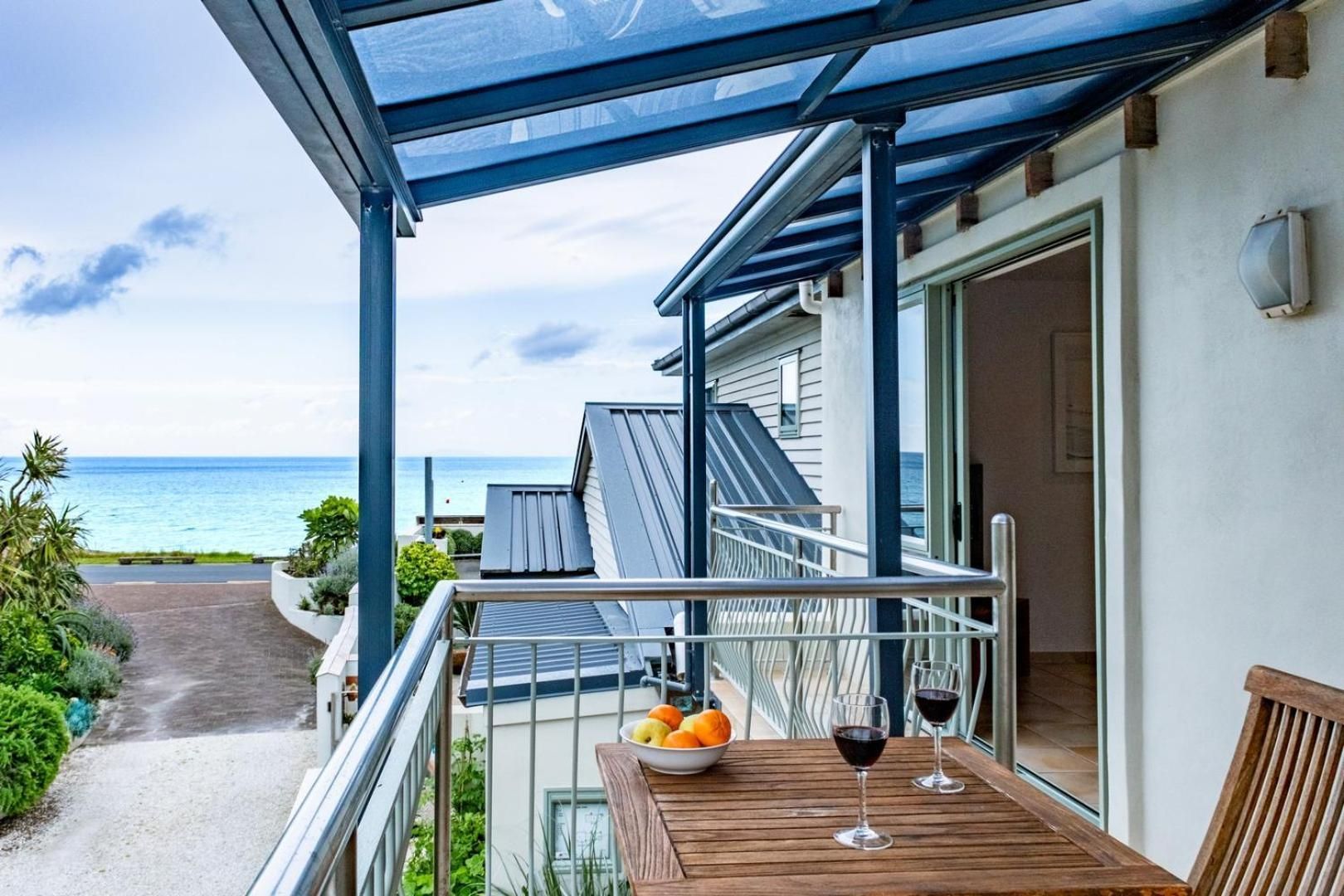 One-Bedroom Apartment with Sea View and Balcony