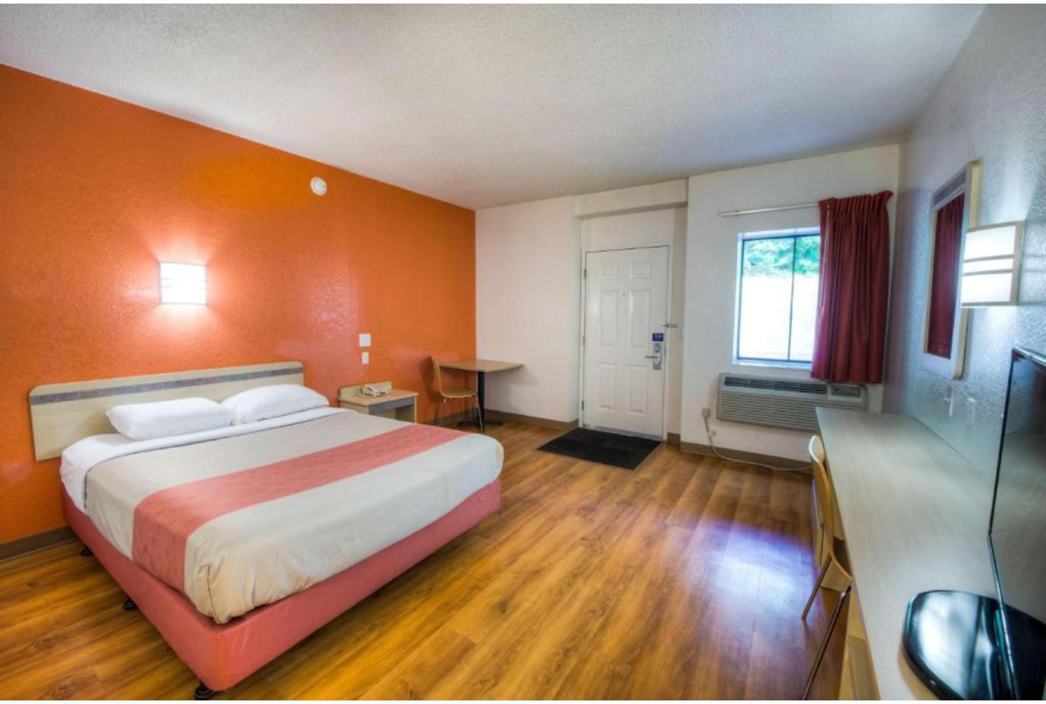 Motel6 Niantic, CT - New London 1 King Bed | 2