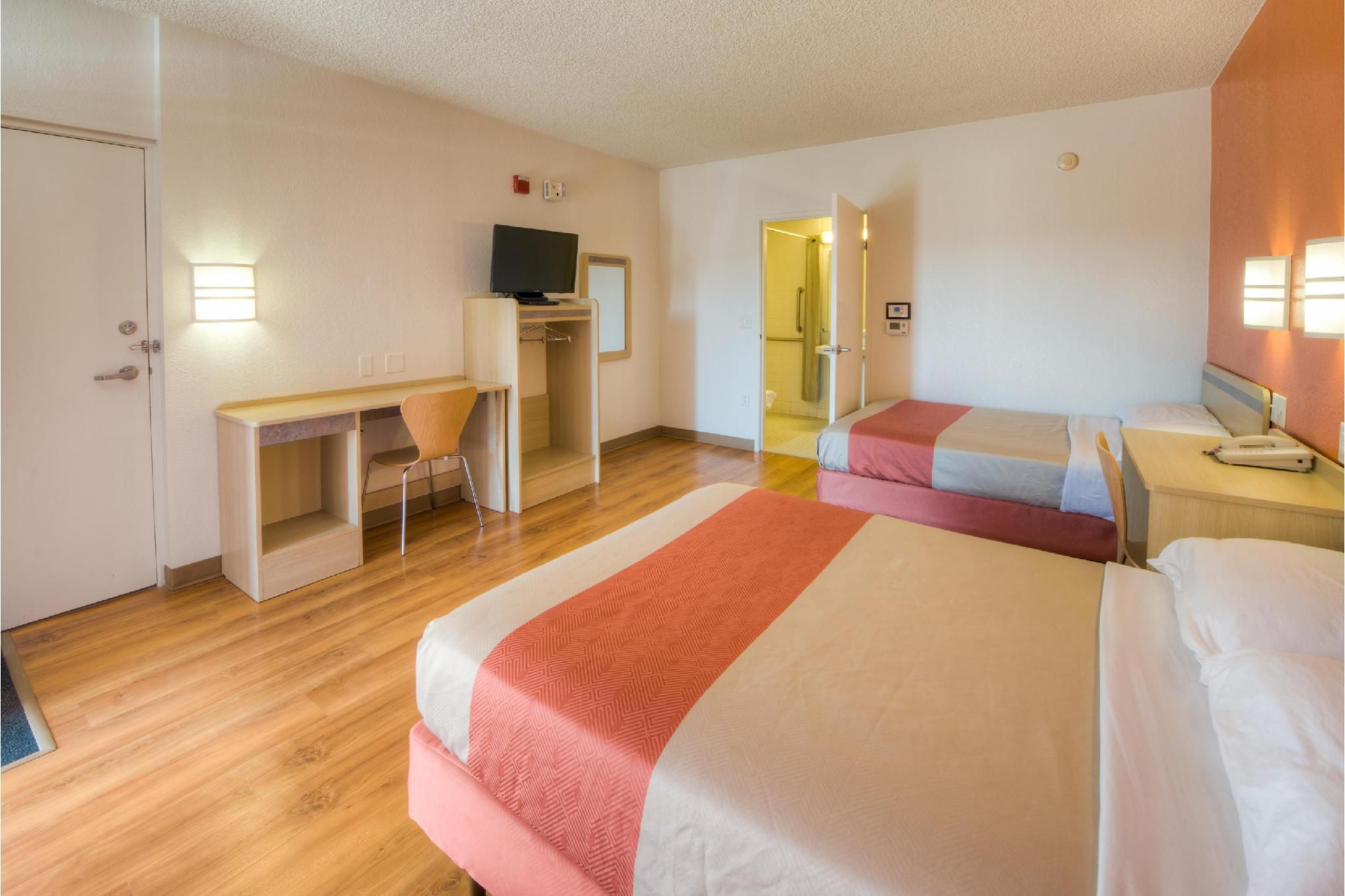Motel6 Niantic, CT - New London 1 King Bed | Micfridge 2
