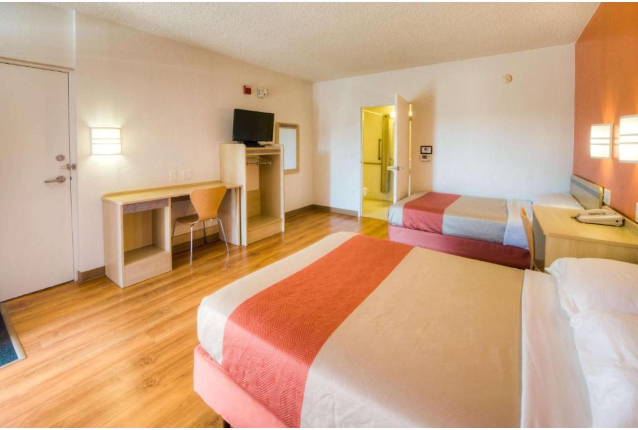 2 Full Beds | Micfridge, Smoking