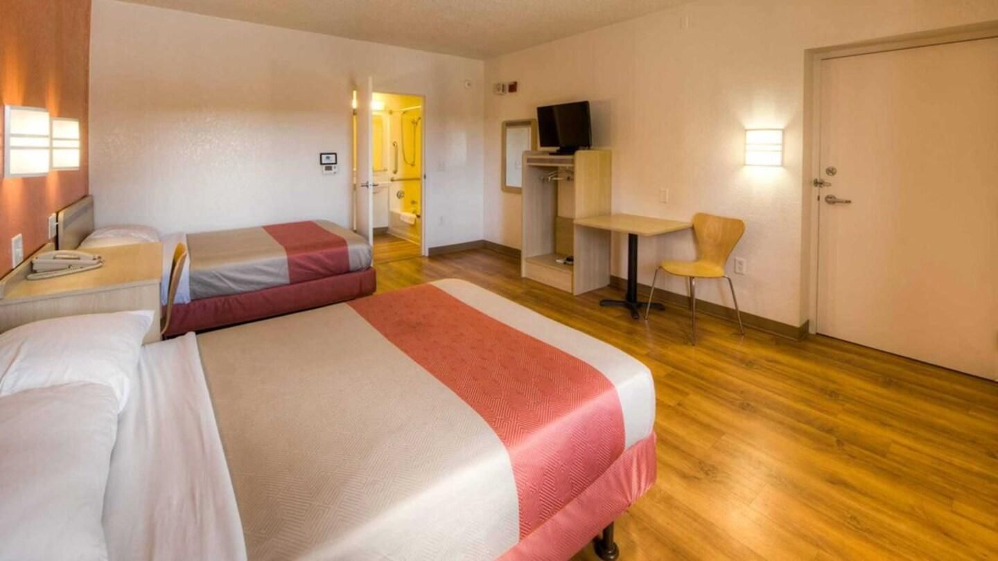 2 Full Beds | ADA/Tub