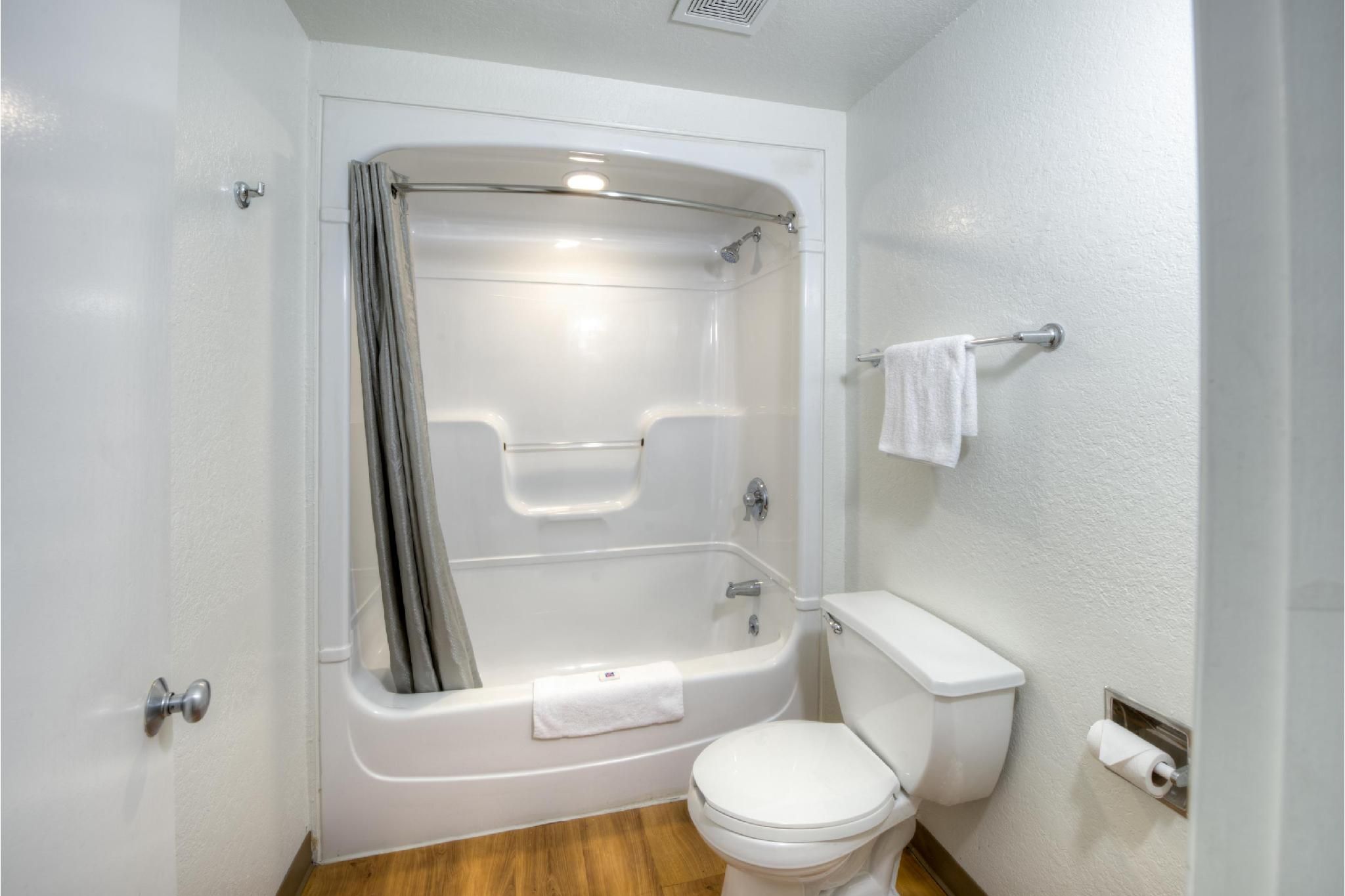 2 Full Beds | ADA/Tub