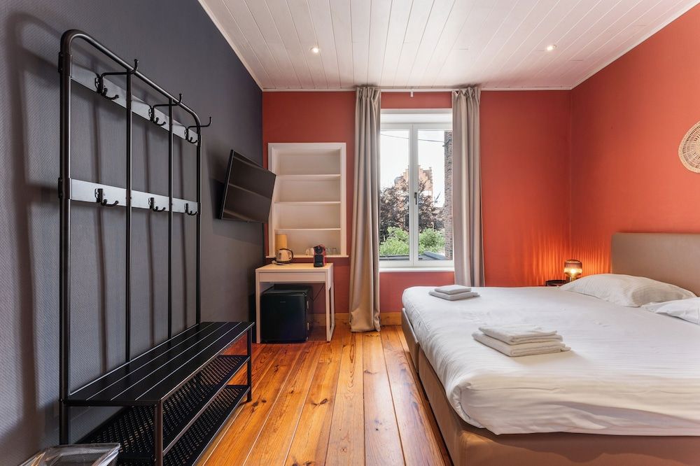 The Lake Suites Economy Triple Room 5