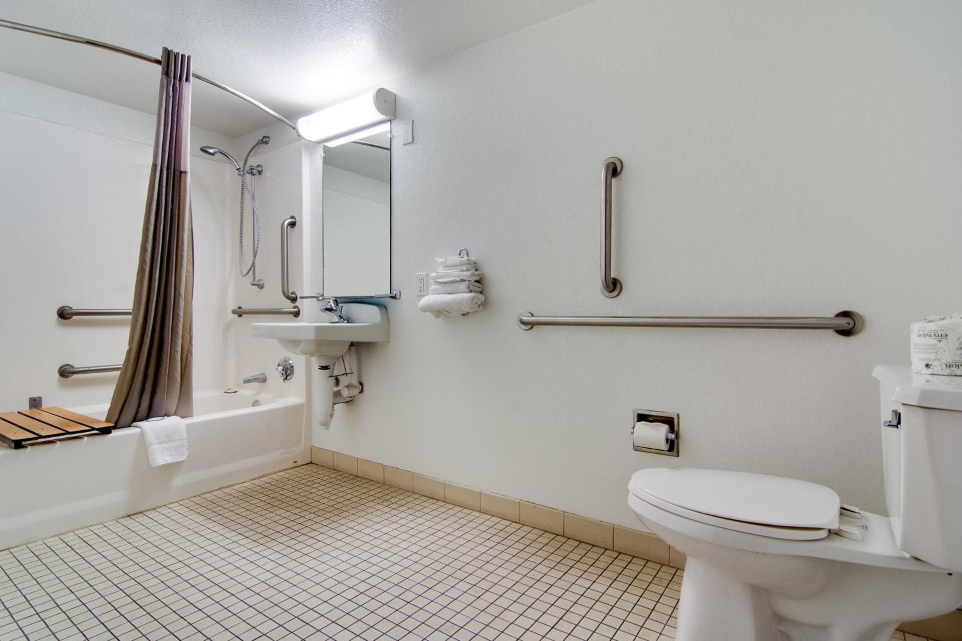 2 Queen Beds | Smoking, Micfridge