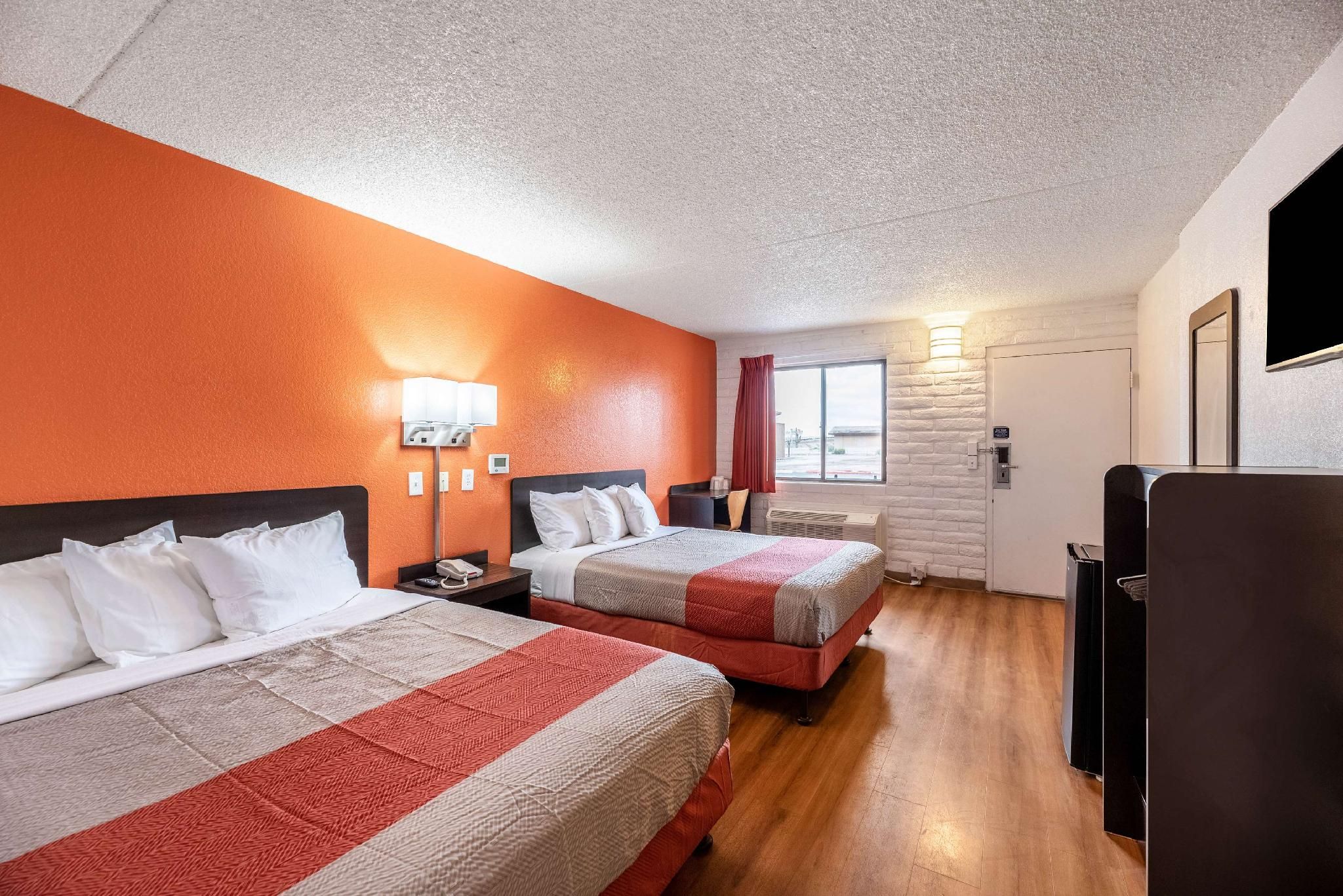 Motel 6 Eloy, AZ - Casa Grande 2 Queen Beds | Mob Acc RI Shwr Nsmk Micfridg 2