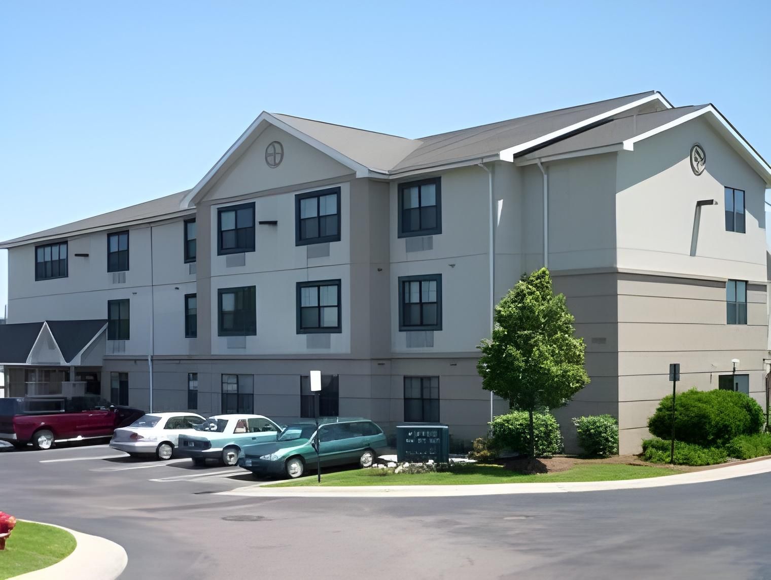 Suburban Studios Auburn Hills - Detroit Queen Room - Disability Access