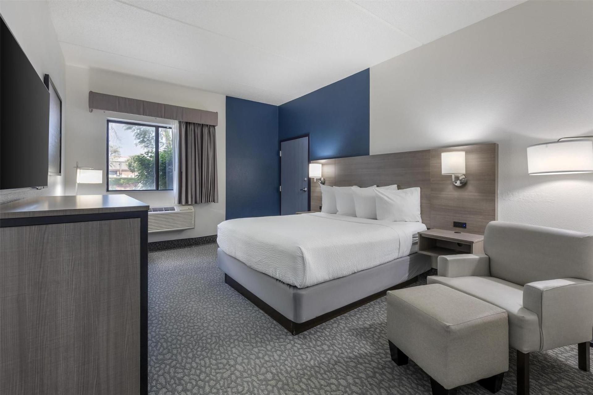 Queen Room with Roll-In Shower - Disability Access/Non-Smoking