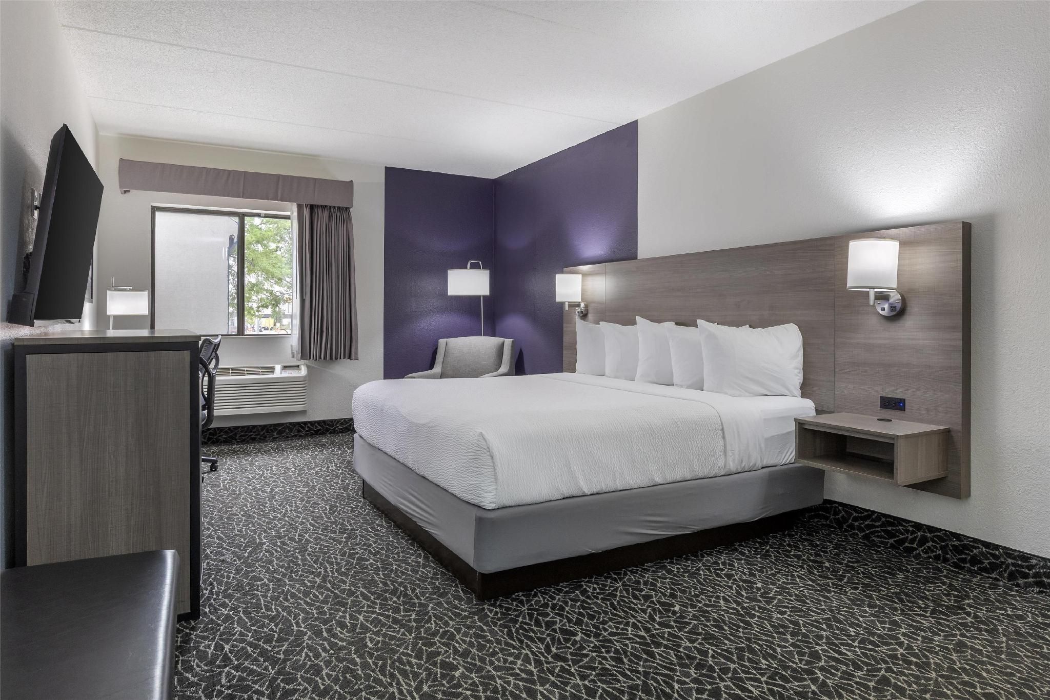 Best Western Bolingbrook Hotel Suite - 1 King Bed, Nonsmoking, Hot Tub 2