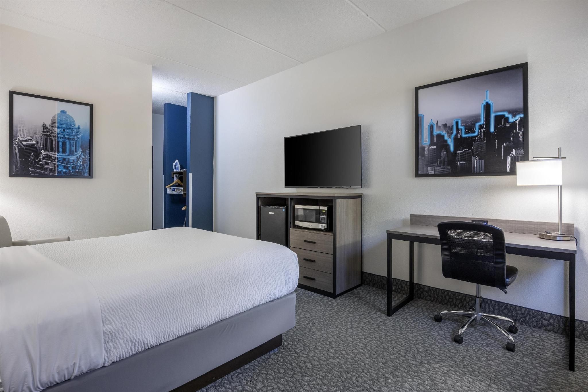 Best Western Bolingbrook Hotel Accessibility - 1 Queen, Roll-in Shower, Nonsmoking 2