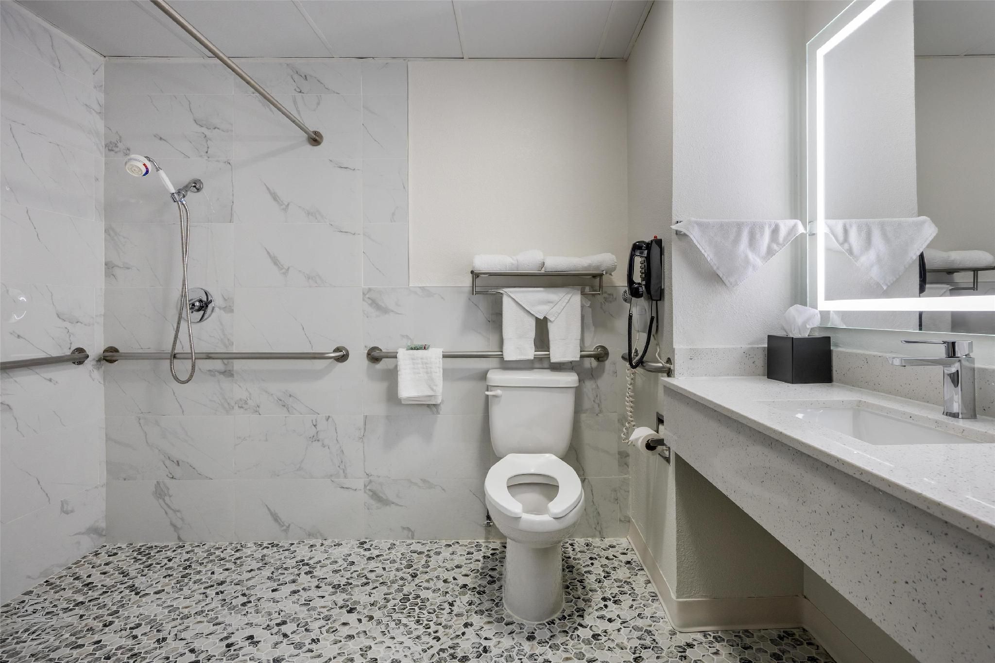 Best Western Bolingbrook Hotel Accessibility - 1 Queen, Roll-in Shower, Nonsmoking 3