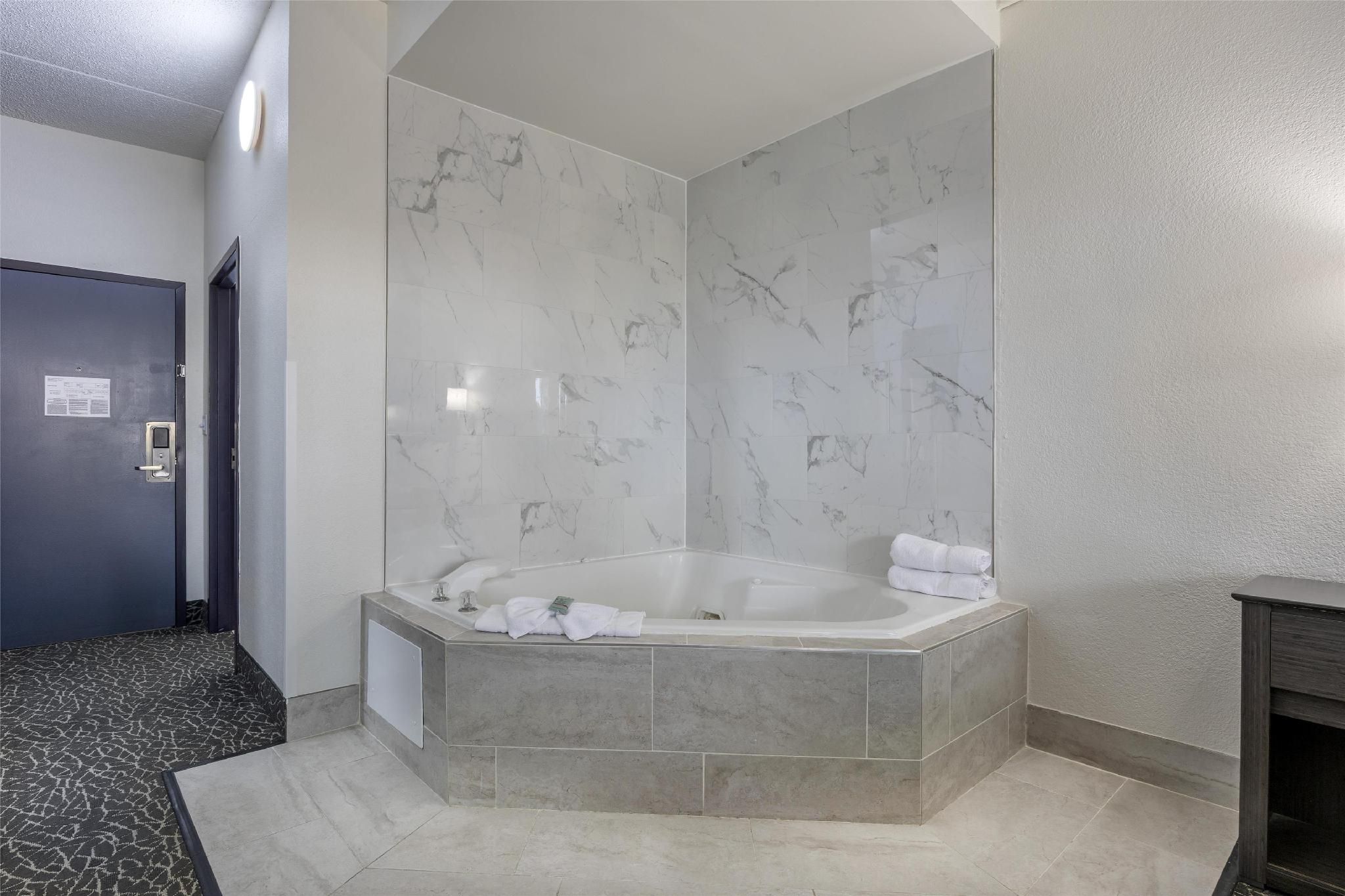 Best Western Bolingbrook Hotel Suite - 1 King Bed, Nonsmoking, Hot Tub 3