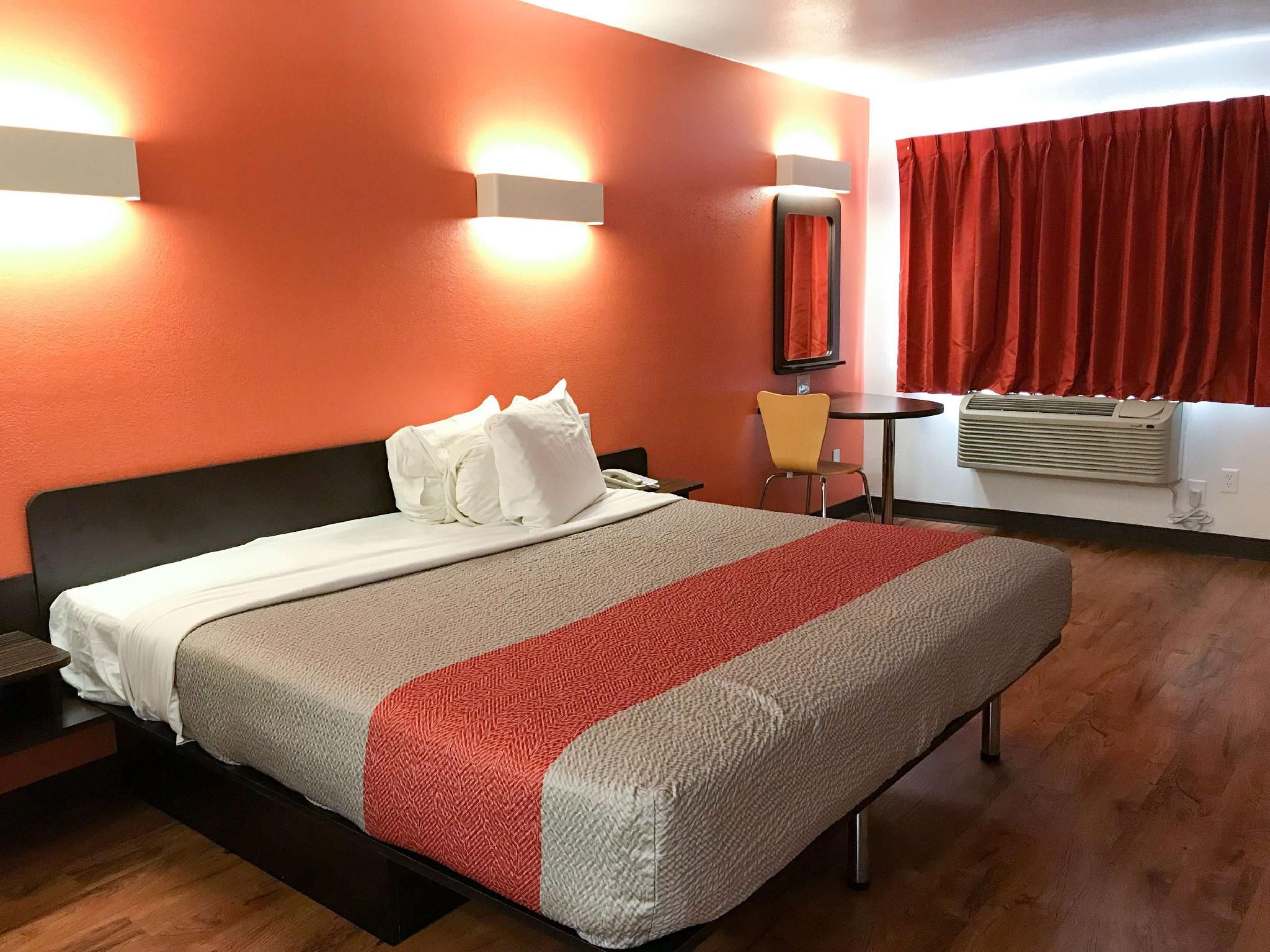 1 King Bed | Non-Smoking