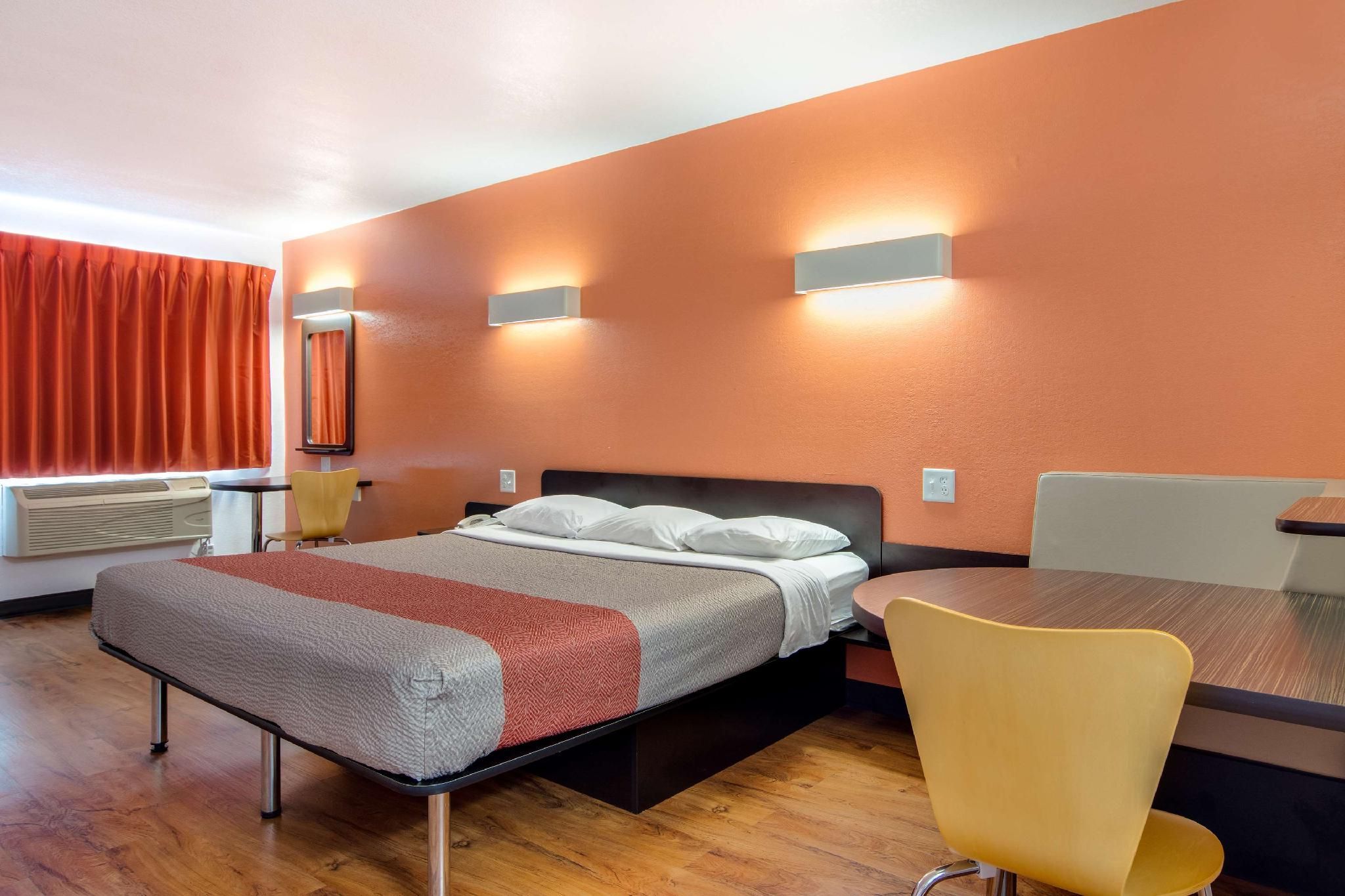 1 KING BED | SMOKING